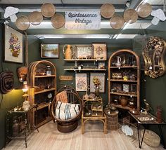 Antique Vendor Booth Ideas, Antique Store Booth Ideas, Vintage Market Aesthetic, Boho Booth Display, Vintage Store Display Ideas, Thrift Store Display Ideas, Boutique Display Ideas Retail Stores, Flea Market Booth Display Ideas, Antique Booth Ideas Staging