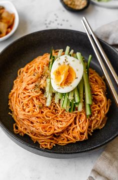 47 Easy Cold Lunch Ideas for Working Man Korean Vegetarian Recipes, Korean Vegetarian, Healthy Korean Recipes, Korean Cold Noodles, Fresh Kimchi, Gluten Free Ramen, Gochujang Sauce