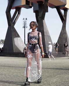 A round-up of our favourite blogger/influencer looks from 2017's Coachella festival, from sheer styles to the traditional peasant tops, florals and denim. Coachella Fits, Festival Outfit Ideas, Coachella Vibes, Rave Outfits Edc, Festival Mode, Outfit Grunge, Festival Attire, Festival Inspo