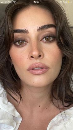 Cool Toned Makeup Looks 90s, Hair Do For Round Face Wedding, Sophisticated Eye Makeup, Doe Eye Eyeshadow, 90s Makeup Brown Eyes, Smoky Natural Eye Makeup, Clean Smokey Eye, Makeup Looks Downturned Eyes, Cool Toned Brown Makeup