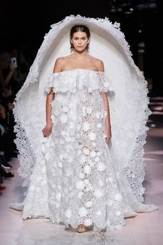 Givenchy Spring 2020 Couture collection, runway looks, beauty, models, and reviews. Bridal 2023, Givenchy Dress, 2020 Runway, Dior Haute Couture, Diane Kruger