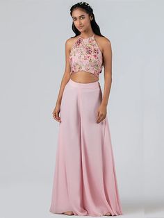 A two-piece light pink flared pant set from the Suruchi Parakh collection. This beautiful light pink flared pant is paired with a hand-embroidered padded crop top. The light pink color with sequin, and threadwork enhance the graceful flared pant set in georgette crepe fabric. The printed top has intricate floral embroidery with sequins work. And also, the crop top has a tie-up at the back. Traditional Crop Top And Pant, Top And Plazo Indian, Plazo With Crop Top Western, Plazo Top Western, Flared Plazo Designs, Blouse And Plazo Set, Plazo And Top Western, Palazoo Sets Crop Tops, Plazo And Top