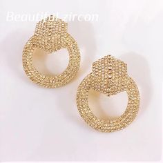 Boucles d'oreilles en strass - Boucles d'oreilles en cristal brillant pour bijoux pour femmes

 Ajoutez de l'éclat à votre look de fête avec ces boucles d'oreilles européennes et américaines en strass à grand cercle. Dotées de cristaux brillants sertis dans un design circulaire glamour, ces boucles d'oreilles sont parfaites pour ajouter une touche d'élégance à n'importe quelle tenue. Que vous assistiez à un événement formel ou que vous ajoutiez simplement un peu de bling à votre look de tous les jours, ces boucles d'oreilles de fête élégantes ne manqueront pas de faire tourner les têtes. L'accessoire parfait pour les femmes avant-gardistes, ces boucles d'oreilles en strass font un excellent cadeau pour la femme élégante de votre vie.

 Style: Classique

 Forme \ motif : rond

 Type de mét Round Hoop Earrings For Party, Crystal Hoop Earrings For Party, Trendy Gold Round Crystal Earrings, Hoop Rhinestone Party Earrings, Rhinestone Hoop Earrings For Party, Hoop Rhinestone Earrings For Party, Hoop Earrings With Rhinestones For Party, Dazzling Hoop Earrings For Party, Glamorous Round Crystal Rhinestone Earrings