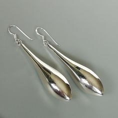 Long and chunky sterling silver teardrop ear danglers. Dimensions: 5.3 x 1.1 x 1.3 cm Drop length: 6.4 cm Weight: 7.6 gm Price listed is for a PAIR of hoops. These earrings are made of 925 hypoallergenic sterling silver Can be packaged in a gift box. I can include a personal message from you if needed You are welcome to contact me at... bhavnakwintra1956@gmail.com For more beautiful pieces from my shop, please browse 👇 TOE RINGS: https://www.etsy.com/your/shops/TheSilverGame/tools/listings/sect Modern Pierced Dangle Teardrop Earrings, Minimalist Silver Pierced Teardrop Earrings, Modern Long Drop Teardrop Earrings Gift, Handmade Modern Teardrop Earrings, Minimalist Silver Drop Earrings, Modern Silver Drop Earring Set, Minimalist Silver Teardrop Earrings, Modern Silver Teardrop Earrings, Silver Long Drop Teardrop Earrings