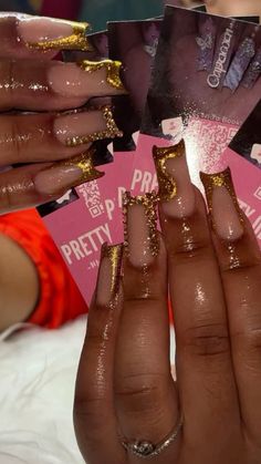 Cute gold nail set Gold Square Nail Designs, Cute Gold Nail Designs, Gold Acrylic Nails Black Women, Birthday Nail Black Women, Homecoming Gold Nails, White And Gold Duck Nails, Gold And Pink Nail Designs, Gold Designed Nails, Short Square Gold Nails