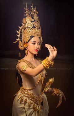 Cambodia Culture, Modern Dance Costume, Khmer Culture, Traditional Thai Clothing, Dance Photography Poses, Khmer Wedding, Traditional Dance