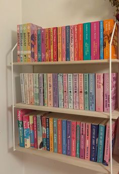 Bookshelf Ideas Aesthetic, Girly Bookshelf, Pastel Bookshelf, Aesthetic Home Library, Aesthetic Book Stack, Aesthetic Book Shelf, Bookshelf Styling Ideas, Bookshelf Reading Nook, Book Corner Ideas Bedroom