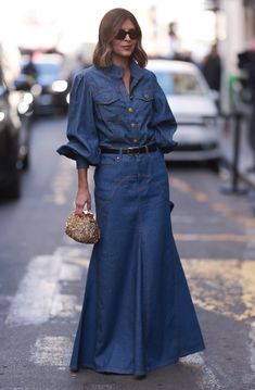 Denim Over Denim Outfit, Denim Dress Outfit, Denim Wedding, Street Style Fall Winter, Denim Street Style, A Line Denim Skirt, Dad Sneakers, Fashion Muslim, Jean Dress