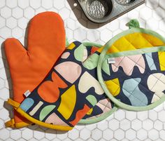 Danica Studio Oven Mitts and pot holders Barbie Things, Best Housewarming Gifts, Picasso Paintings, Dog Sketch, High Iron, Diy Holder, Art House, Gift Product, Quirky Design