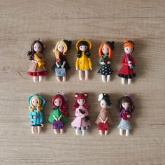 there are many little dolls that are on the table