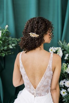 "Our Calista flower and leaf bridal hair comb is just the sweetest little hair accessory. This beautiful wedding headpiece just sparkles and shines in a bridal hairstyle. Tuck this beautiful hairpiece in a soft tossled updo, or in side swept waves for a bit of an art deco bridal look.  This haircomb features beautifully plated leaves and flowers are accented with sprigs of Preciosa rhinestones and glass pearls. Some of the leaves are even hand encrusted with tiny sparkling crystals.  Truly a rem Side Swept Waves, Messy Bun Wedding, Flower Wedding Hair, Wedding Hair Pin, Wedding Hair Flowers, Wedding Hair Pins, Bridal Hair Comb, Flower Wedding, Wedding Headpiece