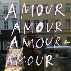 there is a sign in the window that says, i amour amour