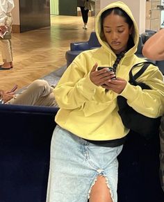 Yellow Hoodie Outfit Aesthetic, Yellow Hoodie Outfit, Streetwear Fashion Women, Cool Fits, Instagram Summer, Mode Vintage, Retro Outfits