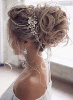 Hair Down Styles, Chic Hairstyle, Wedding Hairstyles Medium Length, Elegant Wedding Hair, Chic Hairstyles, Wedding Updo, Hair Vine