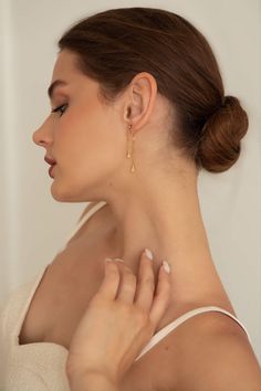 Les boucles d'oreilles Elle sont une version moderne des boucles d'oreilles pendantes avec des gouttes d'opale suspendues à des chaînes gold filled de chaque côté pour un look unique.
 

Chaîne et boucles d'oreilles cloutées gold filled 14k

Gouttes d'opale
Hypoallergéniques, conviennent même aux peaux les plus sensiblesChaque pièce est livrée dans une boîte en bambou et un sac en soie écologique fabriqué à partir de surplus de matériaux de luxe (Pour un emballage cadeau, veuillez laisser une no Elegant 14k Yellow Gold Filled Teardrop Earrings, Elegant 14k Gold Filled Teardrop Earrings, Gold Plated Long Drop Linear Earrings For Wedding, Gold Teardrop Linear Earrings For Weddings, Rose Gold Teardrop Earrings, Teardrop 14k Gold Filled Linear Earrings For Wedding, 14k Gold-filled Teardrop Linear Earrings For Weddings, Gold Hypoallergenic Teardrop Chandelier Earrings, Elegant 14k Gold-filled Teardrop Earrings