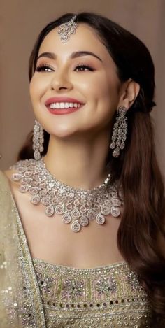 Hania Amir Jewelry, Engagement Make Up Indian, Soft Makeup Look Indian, Hania Amir Makeup Look, Soft Indian Makeup, Lehenga Earrings, Soft Glam Indian, Indian Wedding Makeup Look, Party Makeup For Indian Wedding