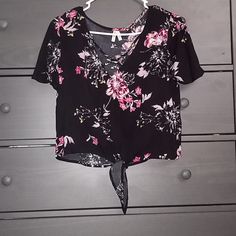 Front Tie Mudd Floral Shirt Size M But Flowy Not A Crop Top Brand New Without Tags Casual Pink Crop Top Blouse, Black Floral Print Crop Top, Casual Floral Print Crop Top Blouse, Floral Shirt, Shirt Color, Pink Black, Colorful Shirts, Black Pink, Crop Top