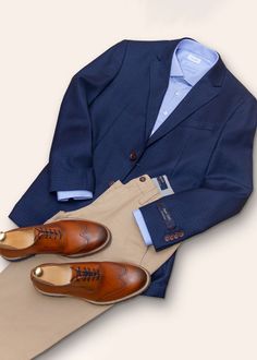 Escolha o look perfeito para cada ocasião e destaque-se nas festas de fim de ano. Men Suit Outfit, Der Gentleman, Mens Casual Outfits Summer, Classy Men, Fashion Suits For Men