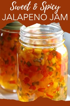 Closeup shot of delicious jalapeno jam in mason jars. Simply Recipe, Jalapeno Jam Recipe, Spicy Jam, Raspberry Freezer Jam, Pepper Jam, Canning Jam Recipes, Jalapeno Jam