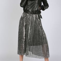 Metallic Coated Pleated Maxi Skirt in Silver. A gorgeous statement piece to add to your western cowgirl chic wardrobe. How cute would this be with a graphic tee, boots and a cute denim jacket? Or dress it up more for date night. This is an extremely versatile piece for a well rounded boho cowgirl style. Metallic coated pleat fabricAccordion pleatsElastic waistbandHigh waistlineMaxi lengthRegular fitColor: SilverModel size 5' 10" wearing S sizeCaring for your clothes is caring for the environment Boho Cowgirl Style, Cute Denim Jacket, Chic Wardrobe, Boho Cowgirl, Cowgirl Chic, Pleated Maxi Skirt, Silver Coat, Pleated Maxi, Western Cowgirl