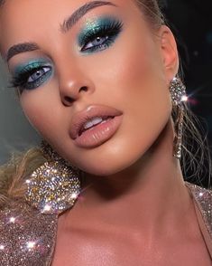 Blue And Green Smokey Eye, Sultry Makeup For Blue Eyes, Disco Glam Makeup, Peacock Makeup, Disco Makeup, Seductive Makeup, Glittery Eye Makeup, Day Makeup Looks, Valentines Day Makeup