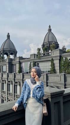 SC : Instagram Ide Pose Foto Hijab, Pose Ideas Hijab, Ootd Ngampus, Modest Outfits Muslim, Outfits Muslim, Casual Hijab Outfit, Hijabi Outfits Casual, Islamic Girl, Outfit Hijab