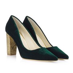 Description
Sizing / Details
Shipping / Return



 BOTTLE GREEN VELVET PUMP SHOE WITH OLD GOLD DAMASK LEATHER HEEL 


Made of bottle green velvet, it adapts comfortably to the foot, giving it extra comfort, it also has internal gel padding for a perfect finish. Our court shoe pattern does not have visible seams on the side or on the edge, which gives it an extra quality. If you want to customize this design, you can choose the heel height between 7cm, 8.5cm (as in the photo) and 10cm, indicate it in the comments of your order or write to us at style@just-ene.com and tell us how you would like it personalize it. We will advise you delighted. 

Its leather-lined heel carved in old gold adds a lively touch to the design, as well as greater durability and resistance to scratches and blows.

I Green Pointed Toe Luxury Heels, Luxury Green Pointed Toe Heels, Luxury Green High Heels, Luxury Green Heels For Evening, Green High Heel Shoes For Formal Occasions, Green High Heel Heels For Formal Occasions, Velvet Pumps, Green Heels, Shoe Pattern