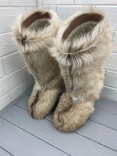 Just look at these light brown/white goat fur boots for women. They are perfect combination of gorgeous look and warmth. They are insulated by a genuine sheepskin inside and the outside part is made of a real goatling fur. Boots are designed for women who love the uniqueness and warmth, as withstand up to 50 degrees Celsius below zero. COLORS: These beautiful boots are available in different natural color shades: brown, black, white, gray etc. YOU CAN CHOOSE A FUR FOR MAKING YOUR OWN EXCLUSIVE P Fur Moon Boots, Yeti Boots, Mukluk Boots, Fox Fur Boots, Fur Winter Boots, Fur Boots Women, Coyote Fur, Faux Fur Boots, Sheepskin Boots