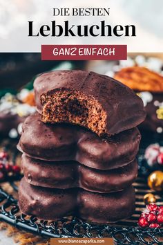 chocolate covered cookies stacked on top of each other with text overlay that reads, die besten lekkchen ganz enfach