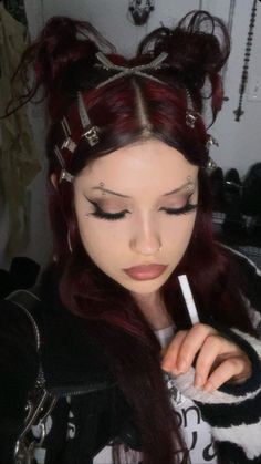 Messy Y2k Hair, Y2k Goth Makeup, Alt Hairstyles For Long Hair, Formal Hairstyle Ideas, Alt Hairstyle, Y2k Goth Aesthetic, Goth Hairstyles, Formal Hairstyle, Pretty Punk