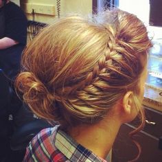 example of a Queen's Braid... like a French braid, but hair is added only on one side.. very lovely effect Side French Braids, Peinados Recogidos, Hair Done, Love Hair, Great Hair, Hair Skin, Hair Dos, Gorgeous Hair