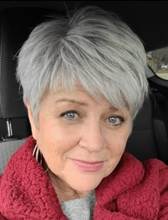 Easy Haircuts, Natural Wavy Hair, Short Grey Hair, Mom Hairstyles, Short Hair Over 60, Short Hair Haircuts, Aging Well, Short Hair Older Women