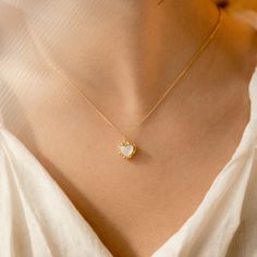 Materials: Finish: 18K gold platedCore: Titanium steelGemstone: Mother of PearlSize: 43 cm chain + 5 cm extender, W: 1.1 cm x H: 1.1 cm pendantClosure: Lobster clasp Gold Heart-shaped Pearl Necklace For Gift, Gold Heart-shaped Pearl Pendant Necklace, Elegant Heart-shaped Pearl Pendant Necklace, Mother's Day Heart-shaped Pearl Necklace, Mother's Day Heart-shaped Pearl Pendant Necklace, Pearl Heart Necklace, Pearl Heart, Mother Of Pearl Necklace, Heart Necklace