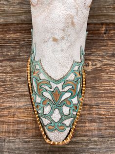 DESCRIPTION ﻿Did someone say wedding day boots? The Ivy is the perfect pair of boots to help you get down that aisle to your future hubby! What's better is they are the gift that keeps on giving and can be worn as a dress boot for many events to come. What's not to love? Color White/Turquoise Heel 2" Cowboy Height 12.5" Outsole Leather SKU 81961-50 Toe Snipped Toe Vamp Full Grain Leather Groomsmen Attire Western Wedding, Western Boots Wedding, Wedding Cowgirl Boots, Rodeo Ideas, Turquoise Bride, Turquoise Wedding Theme, Bride Boots, Clothe Styles, Cowgirl Boots Wedding