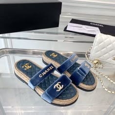 It comes with Dust box, Care manual, Tag and Paper bag.Guide about size: Chanel Slippers, 90s Chanel, Open Shoes, Crocs Fashion, Chanel Sneakers, Pretty Sandals, Fancy Fashion, Chanel Outfit, Bag Guide