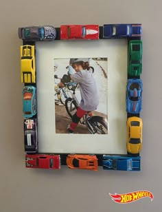 Customize your own picture frame using Hot Wheels cars with this simple arts and crafts project. Find easy-to-follow instructions here. Hot Wheels Crafts, برق بنزين, Diy Toys Car, Wheel Craft, Matchbox Cars, Car Projects, Toy Cars, Boy's Bedroom