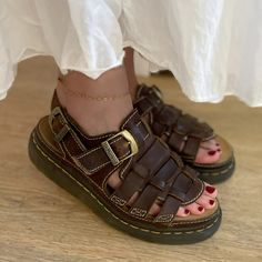 Sandals Aesthetic, Thrifty Fashion, Minimalist Wardrobe Essentials, Dr Martens Style, Vintage Style Shoes, 1990's Fashion, Chunky Sandals