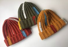 These beautiful bobble hats made with soft 100% acrylic chunky yarn to keep you warm and cosy during colder months. I added pictures of both sides to show you what contrasting colours I used for each base colour. Your custom hat will be slightly different than what you see in the pictures, I will add contrasting colours randomly because each size requires different number of rows and stitches.  Please let me know if you want your hat with a pompom or without. I will be adding more colours soon x Cordon Crochet, Chunky Crochet Hat, Ribbed Crochet, Chunky Beanie, Beginner Crochet Tutorial, Crochet Cord, Bonnet Crochet, Bobble Hat, Hat Ideas