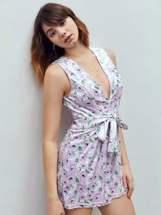 Head turner alert! Get noticed on every occasion in this Plunging Neck Knot Front Tank Romper. With a sensual and stylish silhouette sure to flatter any figure, this must-have romper is perfect for your next special event or night out on the town. Just don't be surprised by all the head-turned gazing eyes it will attract. Be sure to not miss out. Specifications: Style: Boho Pattern Type: Floral, All Over Print Details: Belted, Tie Front Length: Short Fit Type: Regular Fit Neckline: V neck Sleeve Length: Sleeveless Waist Line: High Waist Fabric: Slight Stretch Material: Fabric Composition: 94% Polyester, 6% Elastane Care Instructions: Machine wash, do not dry clean, wash with the soft detergent Size Chart(cm): Size US Bust Hip Size Length Shoulder Thigh Waist Size XS 2 80 111 78.4 32 71.3 6 Fitted V-neck Jumpsuits And Rompers With Smocked Back, Fitted Jumpsuit And Romper With Button Closure And V-neck, Summer V-neck Jumpsuits And Rompers With Floral Print, Casual Floral Print V-neck Jumpsuits And Rompers, Casual Floral Print V-neck Jumpsuit/romper, Tank Romper, Comfy Jumpsuits, Plunging Neck, Boho Patterns