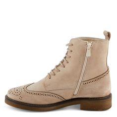 Estilo de paso de primavera: MEMPHIS


 Adéntrese en un estilo refinado con nuestras lujosas botas de gamuza con punta de ala brogue, que combinan sin esfuerzo comodidad y elegancia con su diseño con cordones y su conveniente cremallera interior; diseñadas para brindar sofisticación y facilidad para cualquier ocasión.


 Parte superior: gamuza


 Forro: Piel sintética


 Plantilla: Cuero


 Suela: TPR (caucho termoplástico)


 Cierre: Cremallera


 Altura del tacón: 1 1/2"


 Altura de la plataforma: 1/2"


 Altura del eje: 6 1/2"


 Circunferencia: 8 1/2" - 9"


 Características:


 - ANTE GENUINO: Fabricado en gamuza genuina para una apariencia y sensación casual pulida.


   - USO SIN ESFUERZO: El diseño con cordones y la cremallera interior ofrecen uso sin esfuerzo y comodidad.


 - A Wingtip Boots, Shoe Care Kit, Spring Step Shoes, Zipper Heels, Sneaker Slippers, Slipper Sandals, Tan Suede, Clogs Shoes, Shoe Care