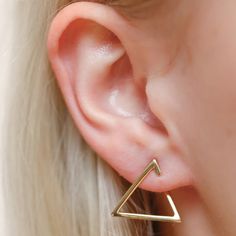 FUN AND SOPHISTICATED WHAT IT IS: Gold triangle shaped hoops WHY IT’S SPECIAL: Modern in shape and design, yet understated and classic in scale - they are a nice edgy update to your everyday hoop game Wear them day to night with ease GOOD TO KNOW: 14k gold vermeil WHY WE LOVE BING BANG NYC: Made in New York, Bing Bang NYC designs on-trend pieces with a little bit of edge. Their line is a minimalist’s dream with a big dose of whimsy thrown in. Diy Lip Scrub, Triangle Jewelry, Double Piercing, Diamond Cluster Earrings, Geode Earrings, Gold Jewelry Sets, Triangle Earrings, Crystal Stud Earrings, Large Earrings