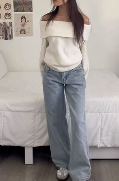 White Jean Autumn Outfit, Soft Basic Outfits, White Longsleeves Outfit Women, Inspo Outfits Invierno, Outfits Aesthetic Invierno, Cute Outfits For School Winter, Basic Outfits Minimalist Wardrobe, Winter Outfits Curvy