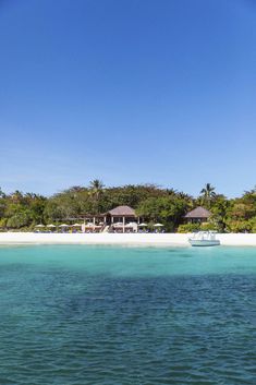 a boat is sitting in the water near an island