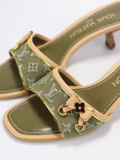 Green Slides, Louis Vuitton Denim, Louis Vuitton Heels, Heels Green, Heels Designer, Fashion Shoes Heels, Beautiful Sandals, Vintage Heels, Cute Heels