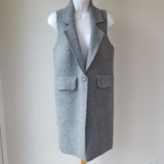 Lyla + Luxe Gray Sleeveless Coat - Size Xs A1 Gray Sleeveless Vest Outerwear, Sleeveless Gray Outerwear For Work, Chic Gray Spring Vest, Chic Gray Vest For Spring, Sleeveless Gray Outerwear For Spring, Gray Sleeveless Outerwear For Spring, Elegant Sleeveless Gray Vest, Gray Sleeveless Fitted Outerwear, Sleeveless Fitted Gray Outerwear