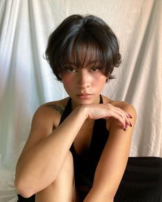 Short Hairstyle Women For Straight Hair, Chin Length Mullet, Short Womens Haircuts With Bangs, Whimsical Pixie Cut, Overgrown Pixie Haircut, Bixie 90s Haircut With Bangs, Short Fluffy Bob, Long Pixie With Bangs, Bixie 90s Haircut