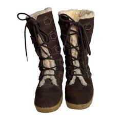 Vintage 1970s Brown Suede Wedge Lace Up Winter Boots Sherpa Lined Rubber Size 7Mid calf high, with a fleece Sherpa type lining. Dark brown suede and brown laces. Sherpa peeks out at the top and under front opening. Gun sole has no major wear or heel drag. Good tread. ✅ Same or next business day shipping Winter Boots Aesthetic, Zombie Clothing, Winter Fur Boots, Suede Boots Outfit, Lace Up Winter Boots, Sherpa Boots, Brown Winter Boots, Boots With Fur, Dolls Kill Shoes