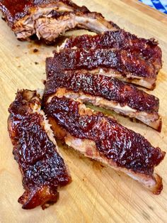 some ribs are sitting on a cutting board