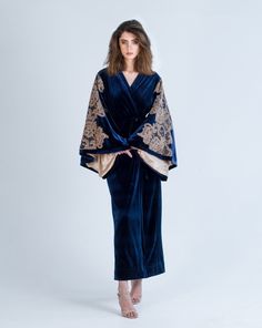 Glorious Velvet Kimono boasts a luxurious velvet exterior and a lining of silk and satin blend, exuding elegance. Adorned with lace on the sleeves, it is available in either burgundy or blue, adding a touch of sophistication to any ensemble. ✓ garment length - 147 cm/58'' ✓ wrap over style ✓ two sets of inside ties ✓ tie is included Material Composition: polyester 95%, elastane 5% Model is 172 cm/67.6'' tall and wears size  XS/S. Fancy Robe, 1920s Inspired Dresses, Fancy Robes, White Bridal Robe, Titanic Dress, Velvet Dressing Gown, Bridesmaid Dress Shoes, Dresses Western, Luxury Robes