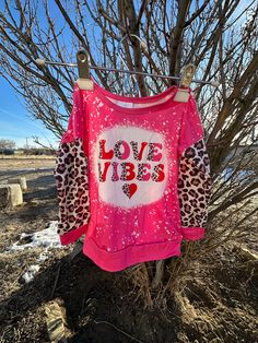 Love Vibes - Here’s a fun long sleeve tee for all our Little Sweethearts! 💕 Goes great with our PINK Sparkle Bells or with leggings, jeans… heck this fun top goes with everything! More Razels Materials: COTTON BLEND, LOVE VIBES. Spring Funny Print Long Sleeve Tops, Pink Long Sleeve T-shirt With Text Print, Spring Long Sleeve Tops With Funny Print, Cute Sweatshirt With Text Print And Long Sleeves, Cute Long Sleeve Sweatshirt With Text Print, Playful Pink Tops With Letter Print, Pink Long Sleeve T-shirt With Graphic Print, Pink Long Sleeve Slogan Top, Playful Tops With Letter Print For Fall